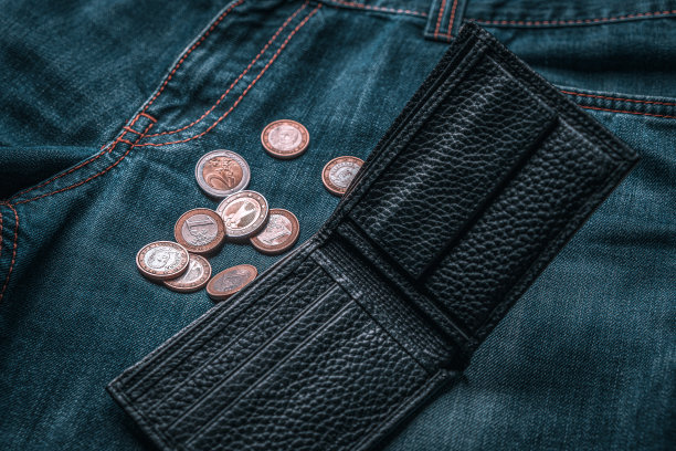 清空黑色皮夹和欧元硬币的牛仔裤图片下载