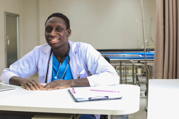 男孩不想接受医生的治疗。图片下载