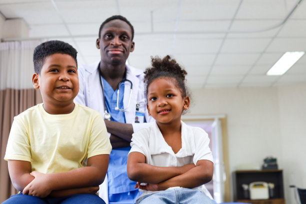 这个男孩不想接受医生的治疗。图片下载