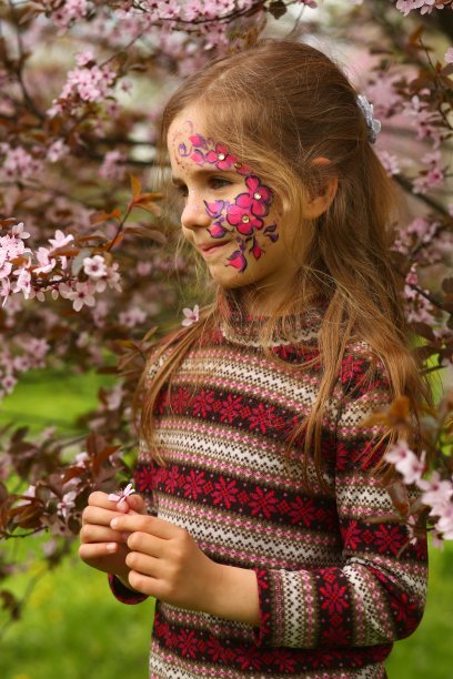女孩在闻樱花图片下载