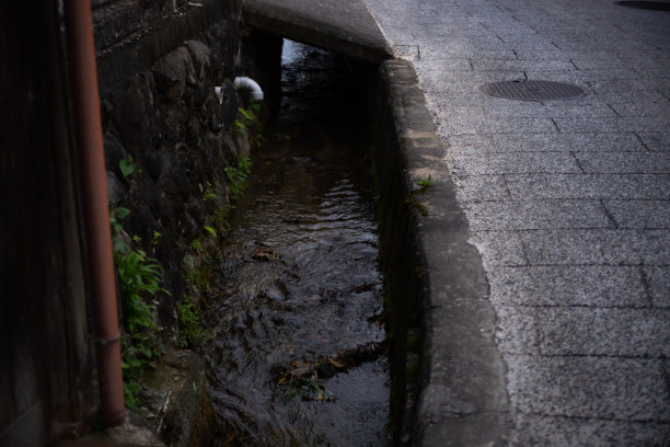 流经日本乡村小运河的水流图片下载