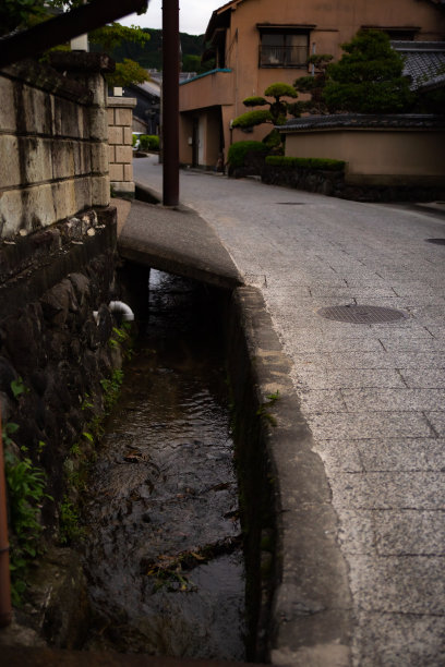 流经日本乡村小运河的水流图片下载
