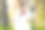 乌克兰年轻部落客女孩身着民族服装，在森林中旅行时用手机拍摄视频图片下载