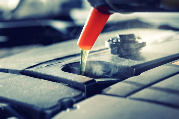 在汽车保养时检查并加满油量图片下载