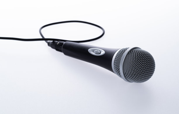 带白色背景电缆的麦克风图片下载