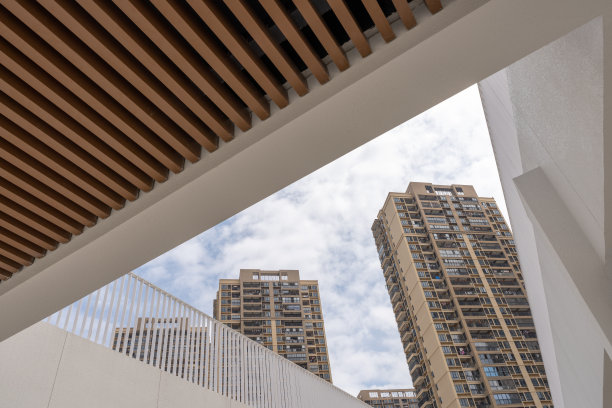 高楼大厦在城市建筑的三角空间中图片下载