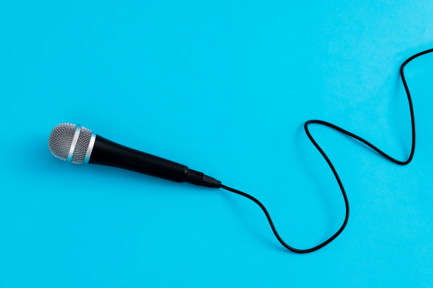 蓝色背景带电缆的麦克风图片下载