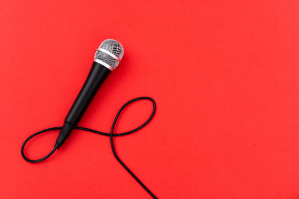 红色背景带电缆的麦克风图片下载