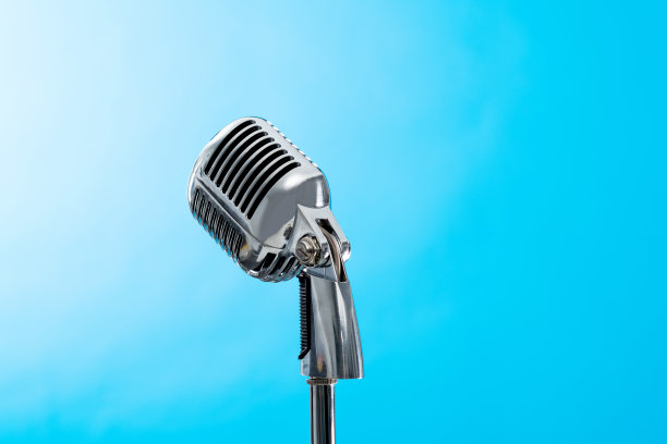 蓝色背景的复古麦克风图片下载