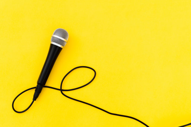 黄色背景带电缆的麦克风图片下载