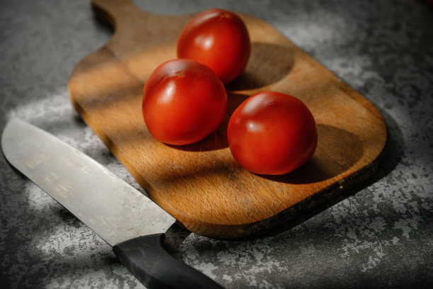 阳光照在西红柿上图片下载