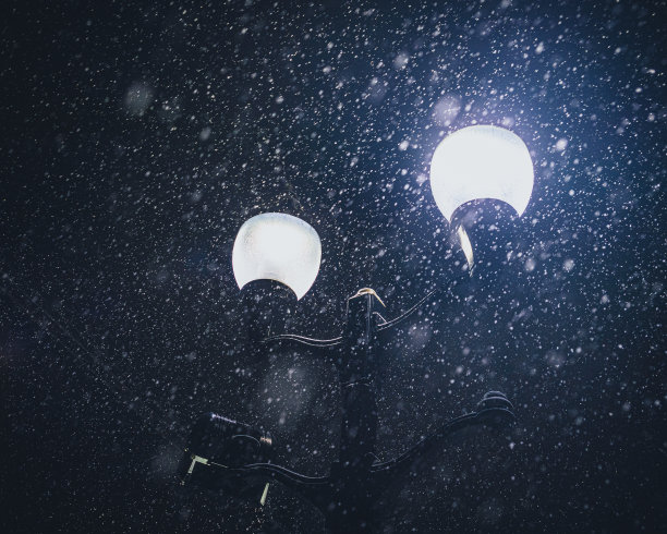 下雪时的路灯图片下载