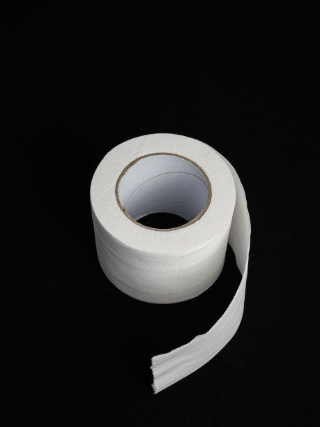 黑色背景上的一卷厕纸图片下载