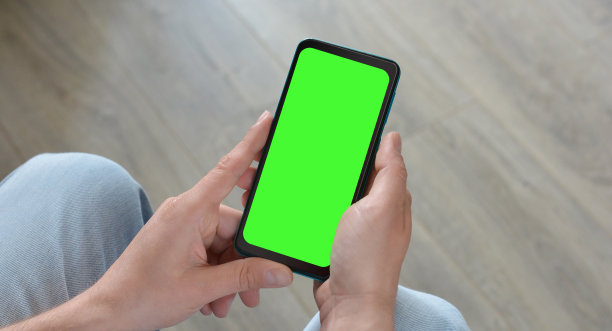 男人手持带绿屏的智能手机模型，可复制文本图片下载