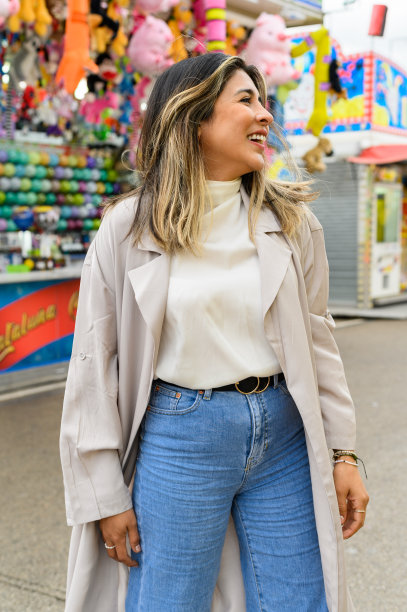 一个时髦的年轻女人在游乐园的肖像。图片下载