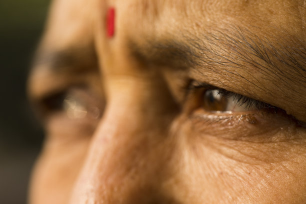 老妇人的目光移开了图片下载