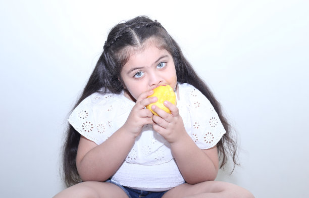 印度小女孩吃时令水果图片下载