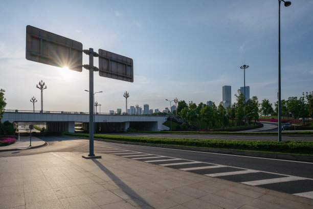 背光下的路图片下载