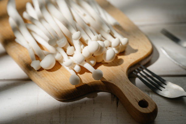 金针菇在板上图片下载