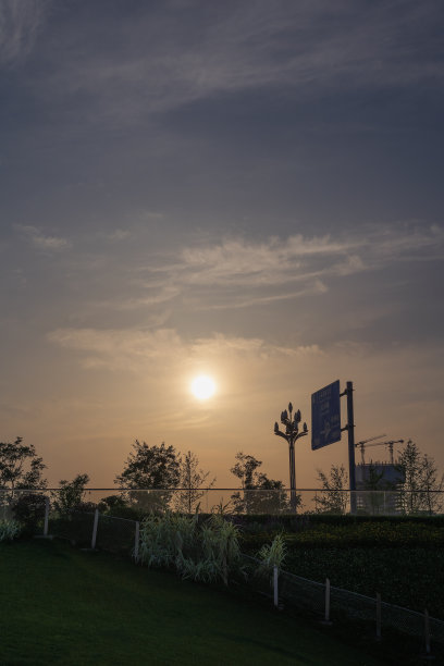 黄昏的城市剪影图片下载