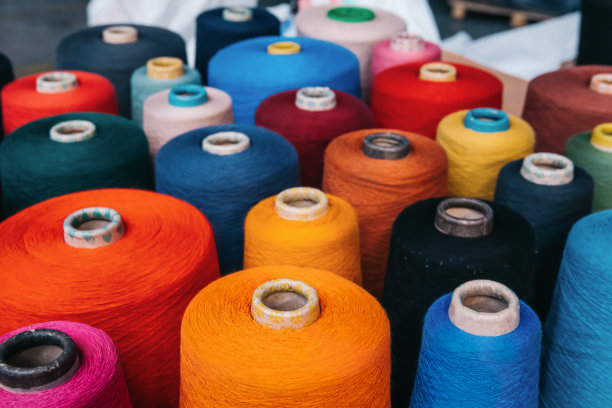 棉纱厂彩色棉纱或线轴上的线。图片下载