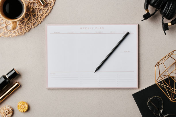 平面计划与铅笔围绕着一杯咖啡和其他物体图片下载