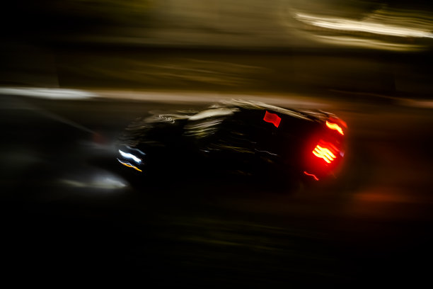 夜晚的汽车图片下载