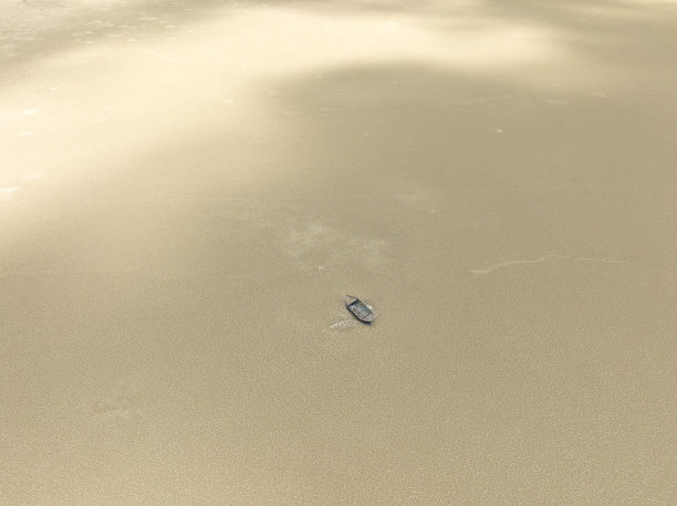 一艘渔船在干涸的湖床上的鸟瞰图。图片下载