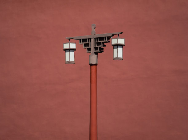 红色背景下的中国古典风格路灯图片下载