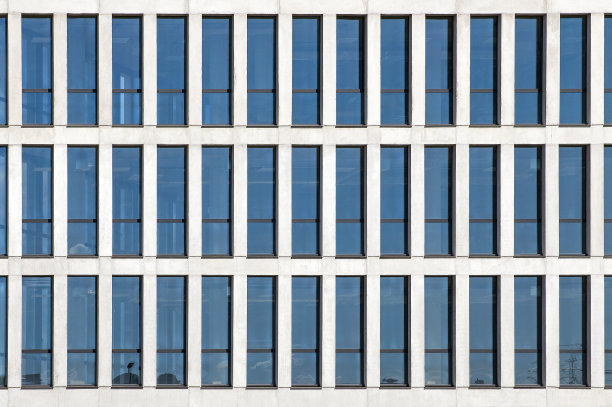 现代办公大楼的立面有很多窗户图片下载