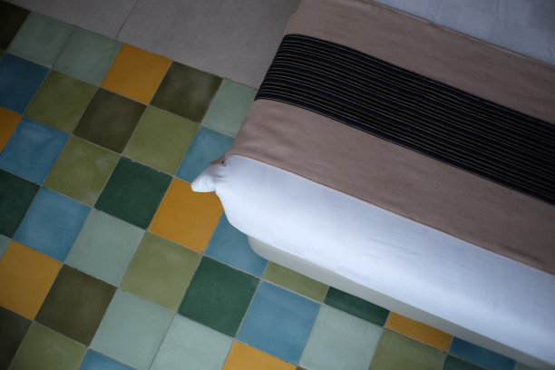 卧室里干净的彩色瓷砖地板的俯视图图片下载