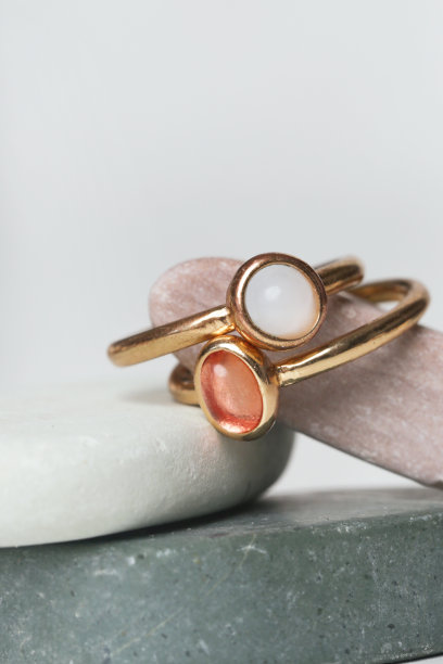 珠宝时装摄影。装饰椭圆形宝石上展示的人造珠宝戒指，工作室产品拍摄。图片下载