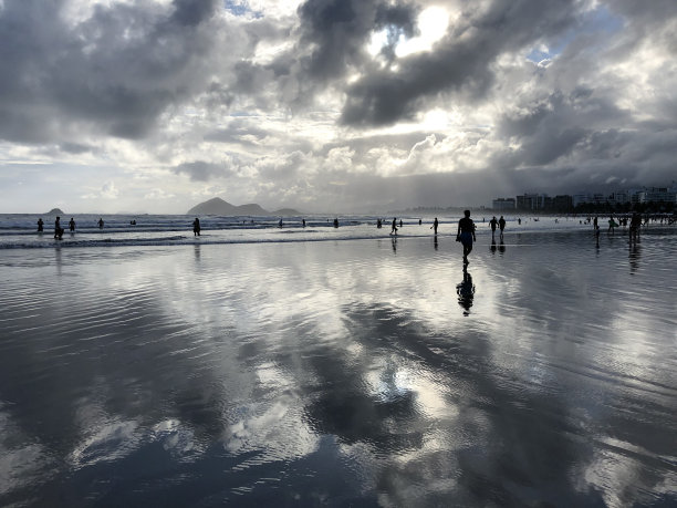 蓝色日落海景，海滩水面天空倒影图片下载