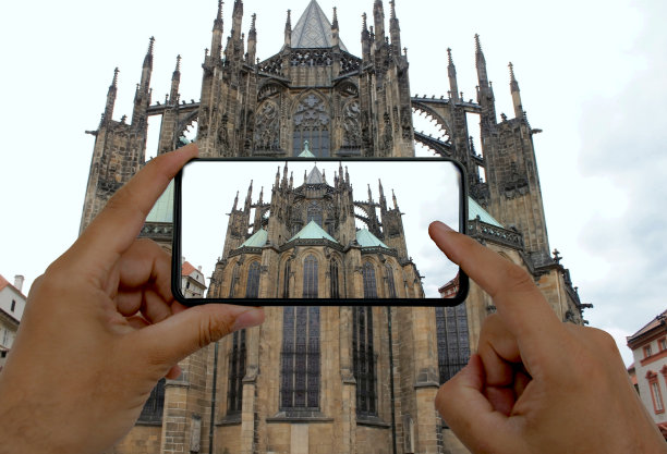 照片通过电话。捷克布拉格的圣维图斯大教堂。图片下载