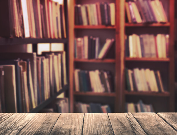 图书馆里的空木桌。空间设计图片下载
