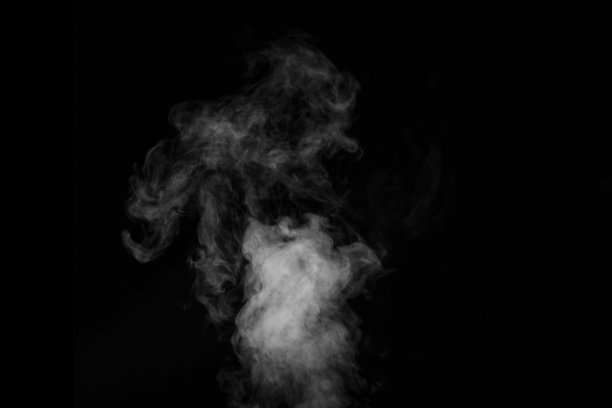 卷曲的白色蒸汽上升和飞溅的水散射在不同的方向上孤立的黑色背景。图片下载