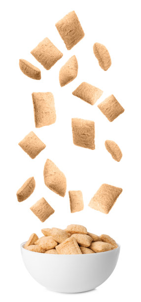 甜脆的玉米片落在白色背景碗图片下载