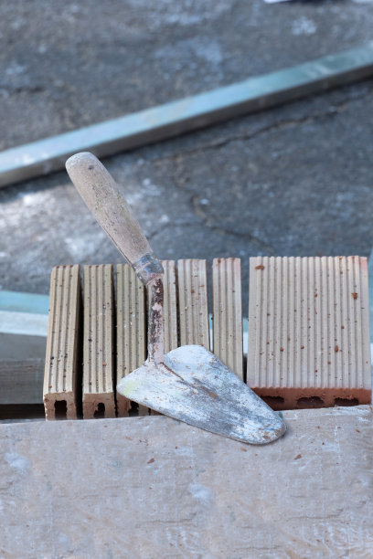 建筑工地上使用的各种砌筑和砌砖工具图片下载