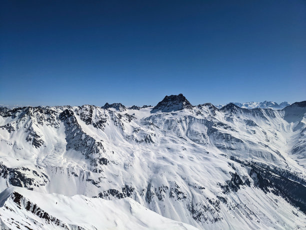 从Gletersch Ducan俯瞰Piz Kesch。滑雪登山。冬季运动。图片下载