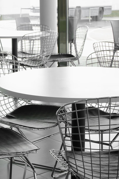 桌子和现代金属椅子。垂直的摄影。图片下载