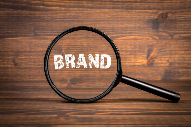 品牌。商业概念。木质背景上的黑色放大镜图片下载