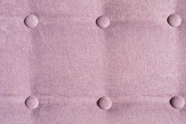 钮扣家具:一件有钮扣的软垫家具现代家具织物。优雅豪华的沙发内饰。内部的背景。特写照片图片下载