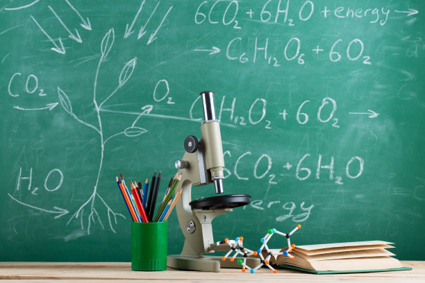 教育和科学概念-书，分子模型和显微镜在礼堂的桌子上，黑板的背景。图片下载