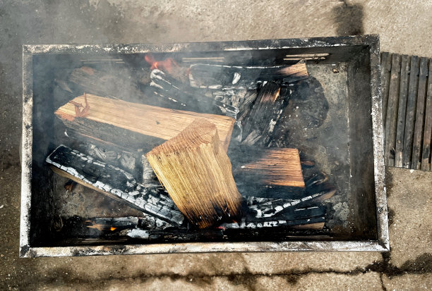 木炭烤架，原木烧成木炭图片下载