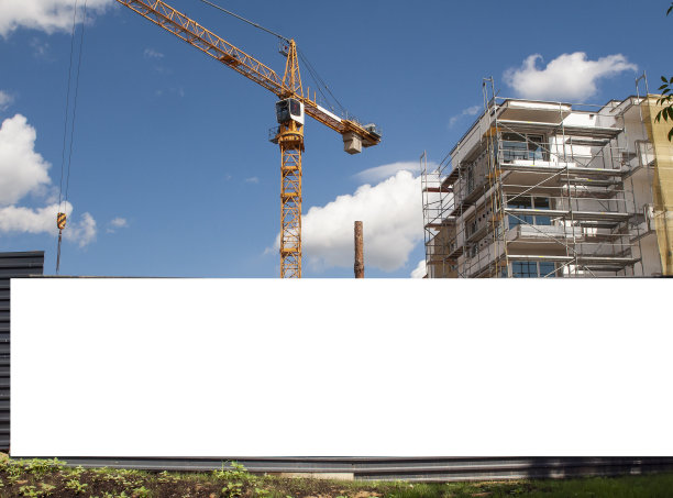 建筑工地围栏上的空白白色广告横幅图片下载