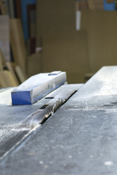 细木工用圆锯切割木头的特写。家具制造。垂直方向。图片下载