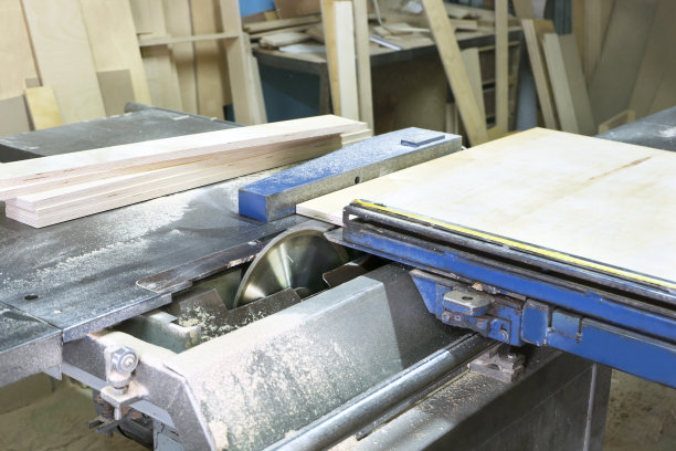 细木工用圆锯切割木头的特写。家具制造。图片下载