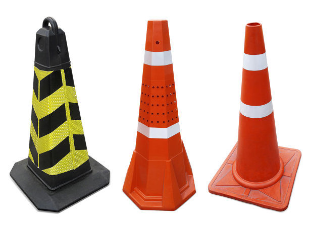 交通锥在人行道上孤立的白色背景图片下载