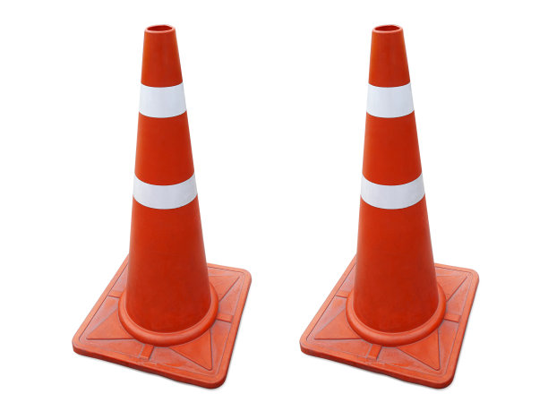 交通锥在人行道上孤立的白色背景图片下载