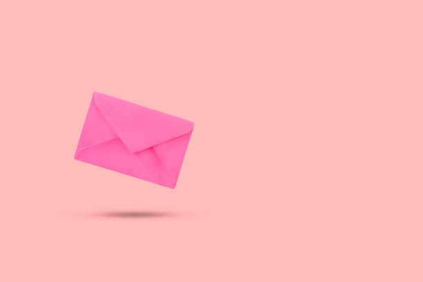 粉色背景上漂浮着一个粉色信封图片下载